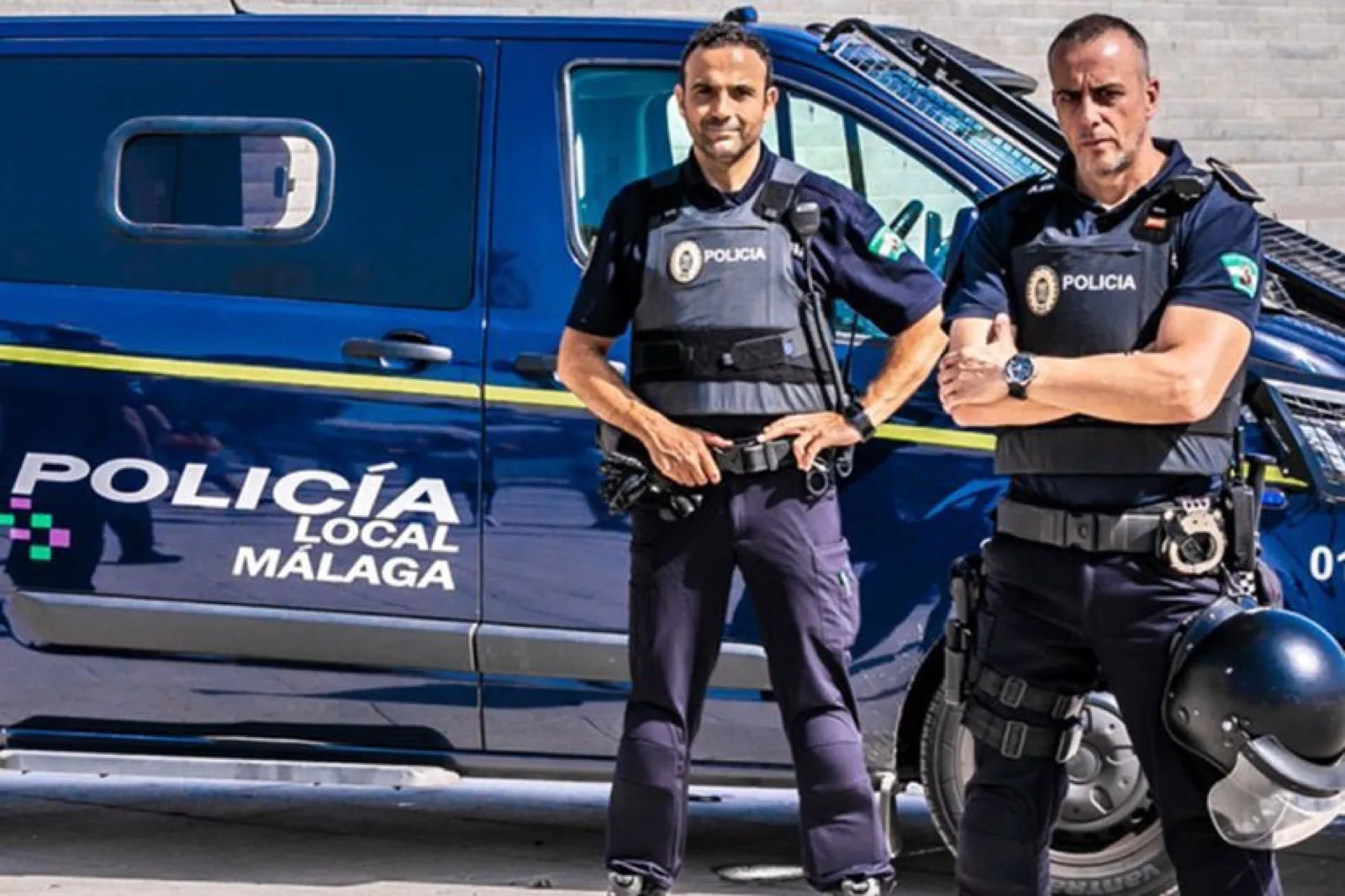 Agentes de la Policía Local de Málaga junto a su vehículo