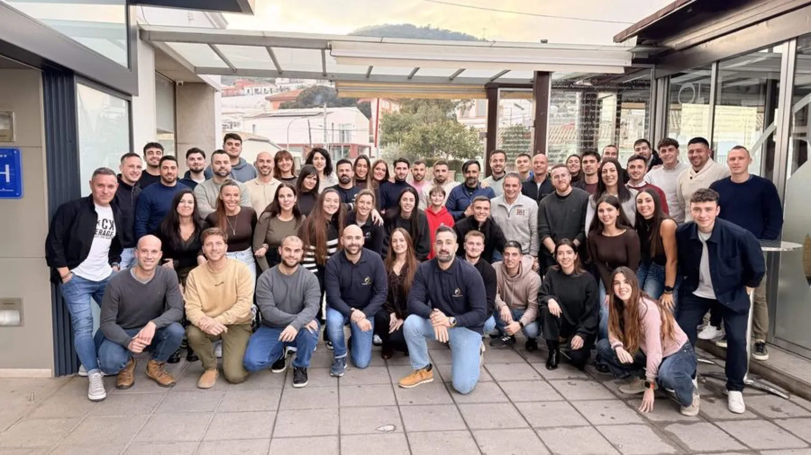Foto de grupo del equipo docente y la comunidad de alumnos de Preopol