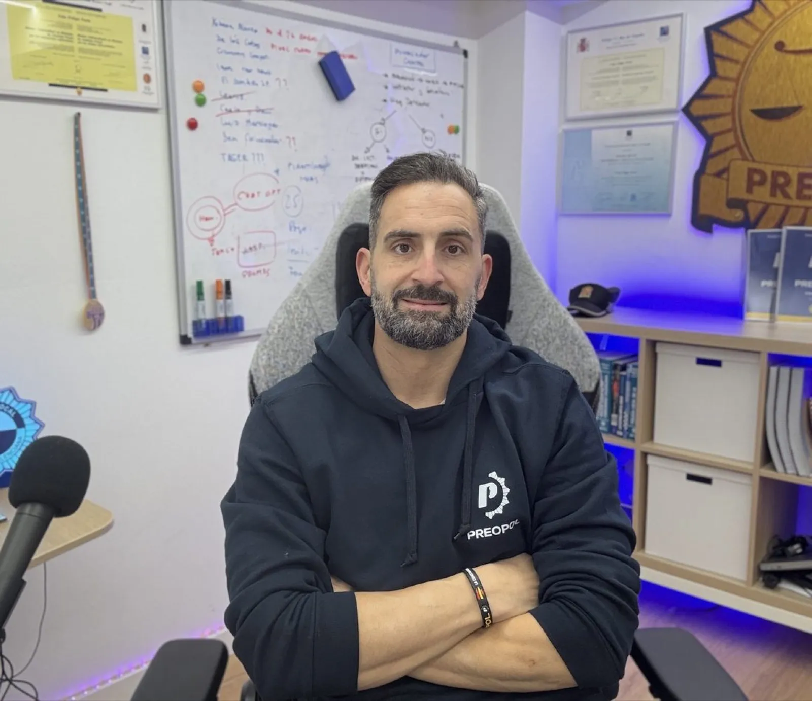 Iván Felipe Peris en el estudio de Preopol, donde graba las clases y el pódcast