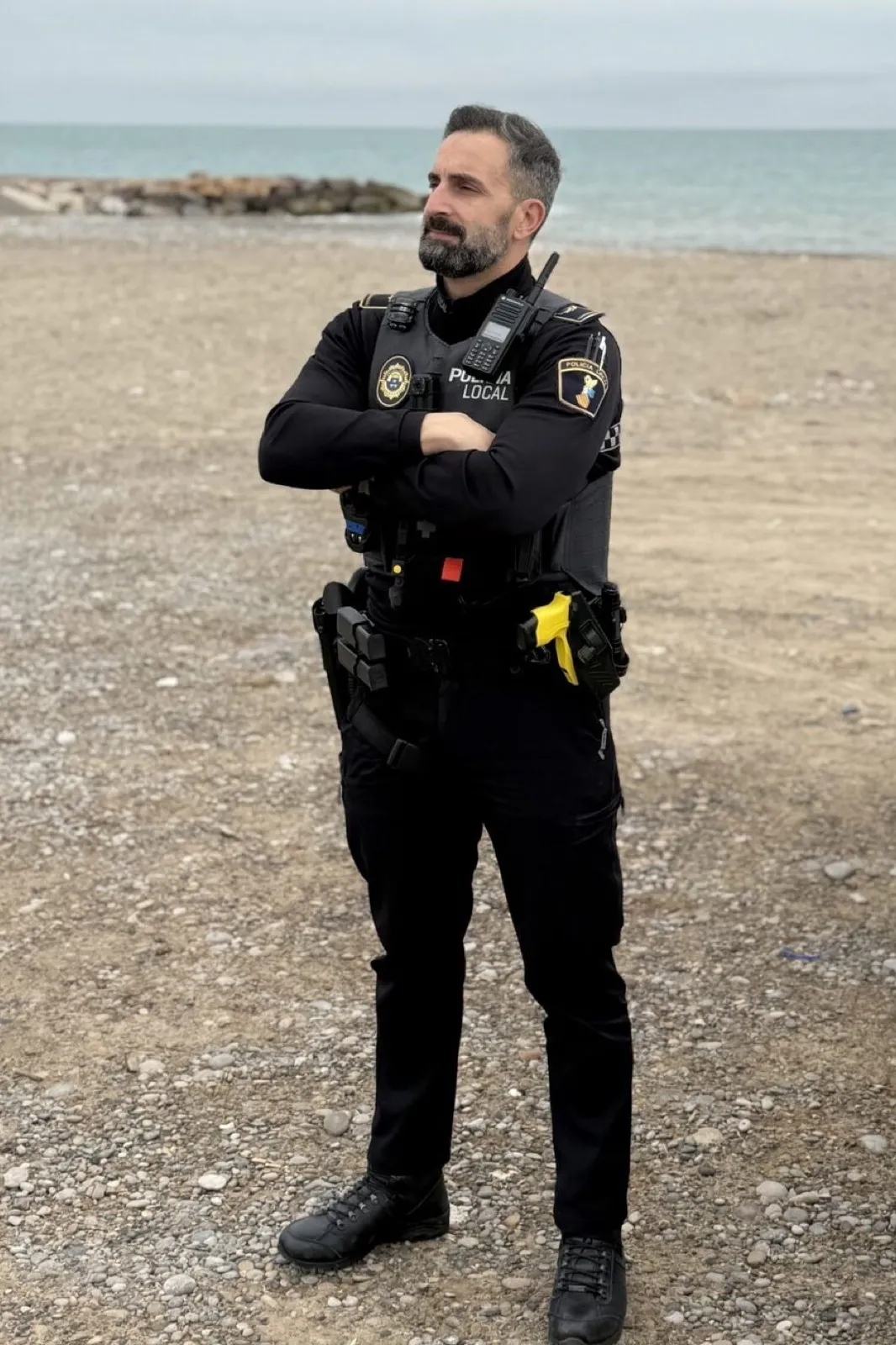 Iván Felipe Peris uniformado de Policía Local durante un servicio de playa