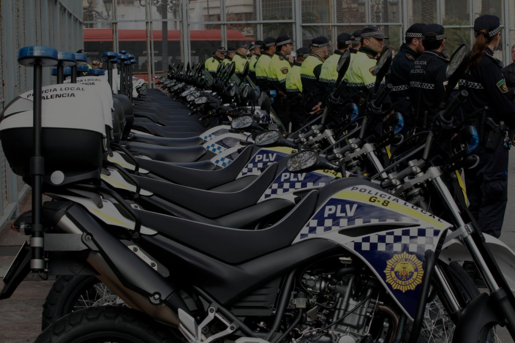 Fila de motos con policias