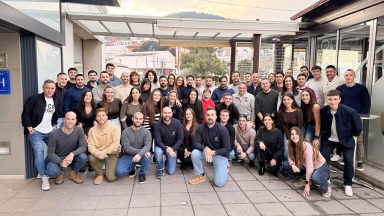 Foto de grupo del equipo y la comunidad de Preopol
