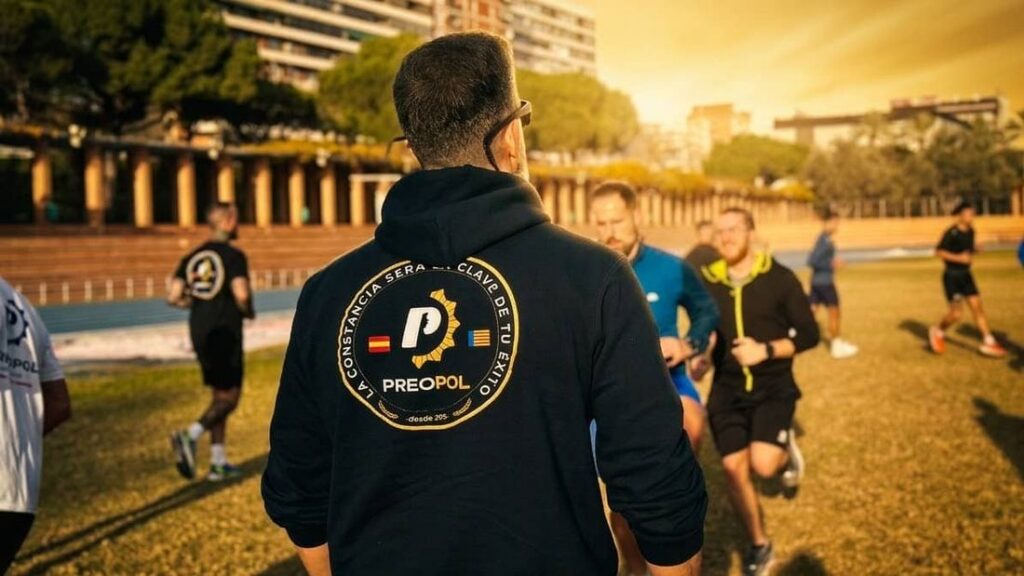 Comunidad de opositores de Preopol con la sudadera del lema, al atardecer